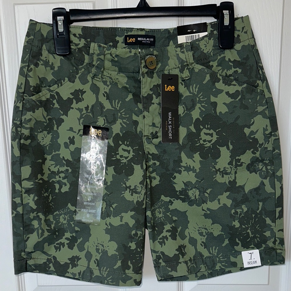LEE women’s Olive Camouflage Flat Front Shorts. - Picture 1 of 14
